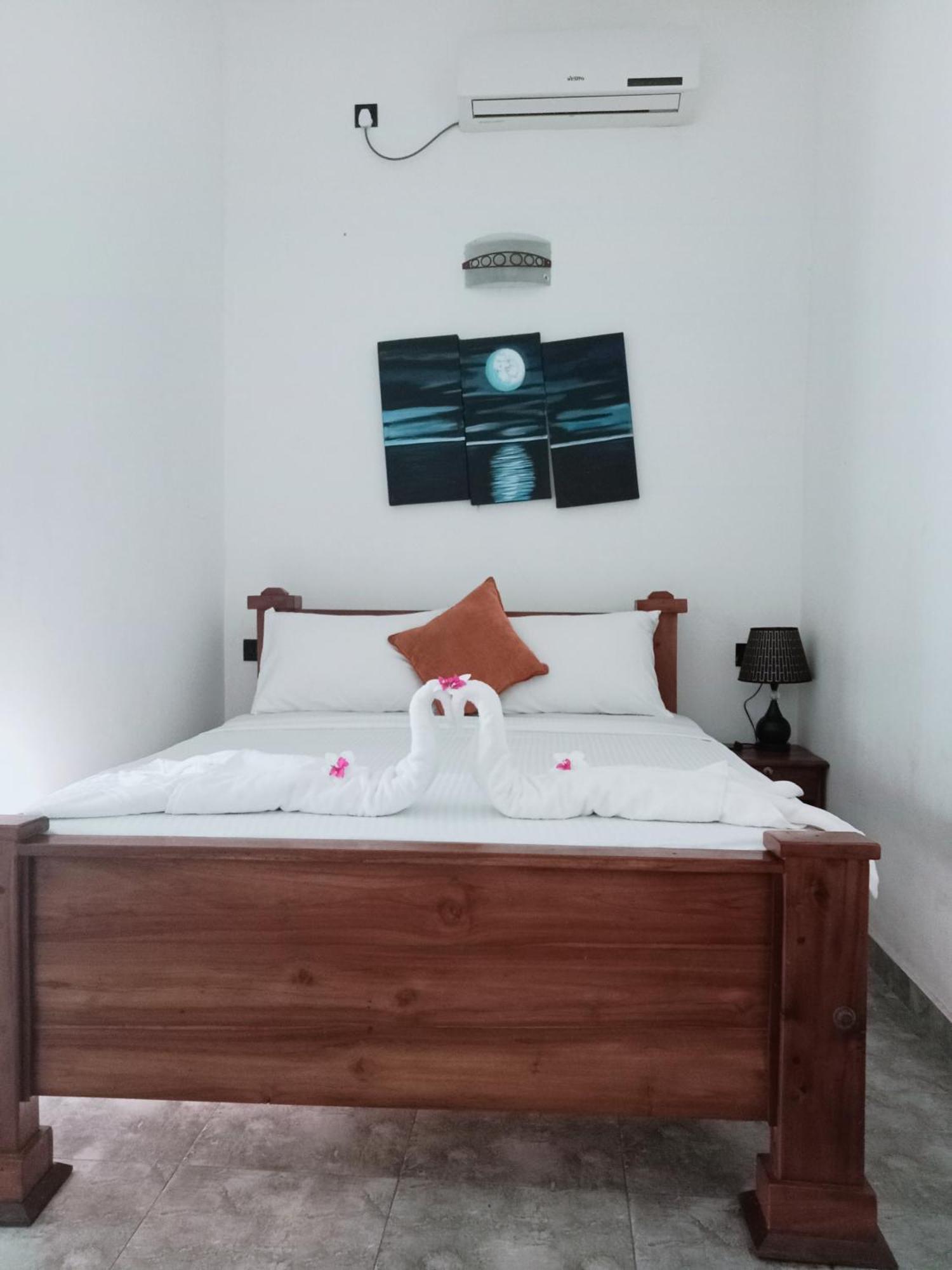 Oviniru Beach Hotel Негомбо Екстер'єр фото