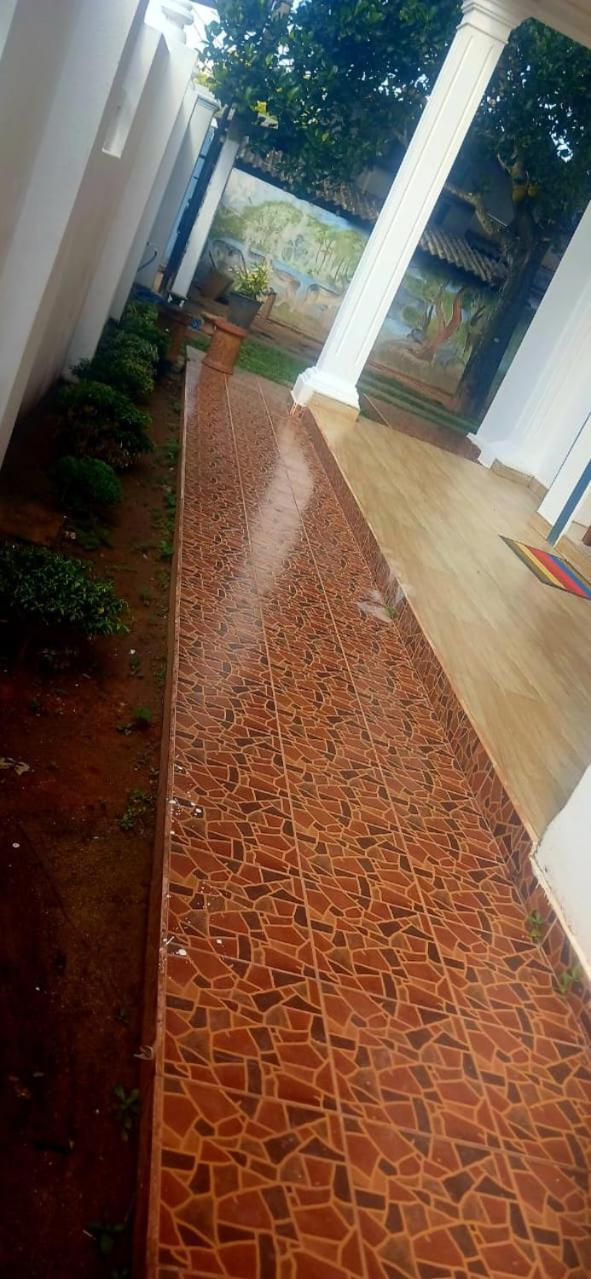 Oviniru Beach Hotel Негомбо Екстер'єр фото