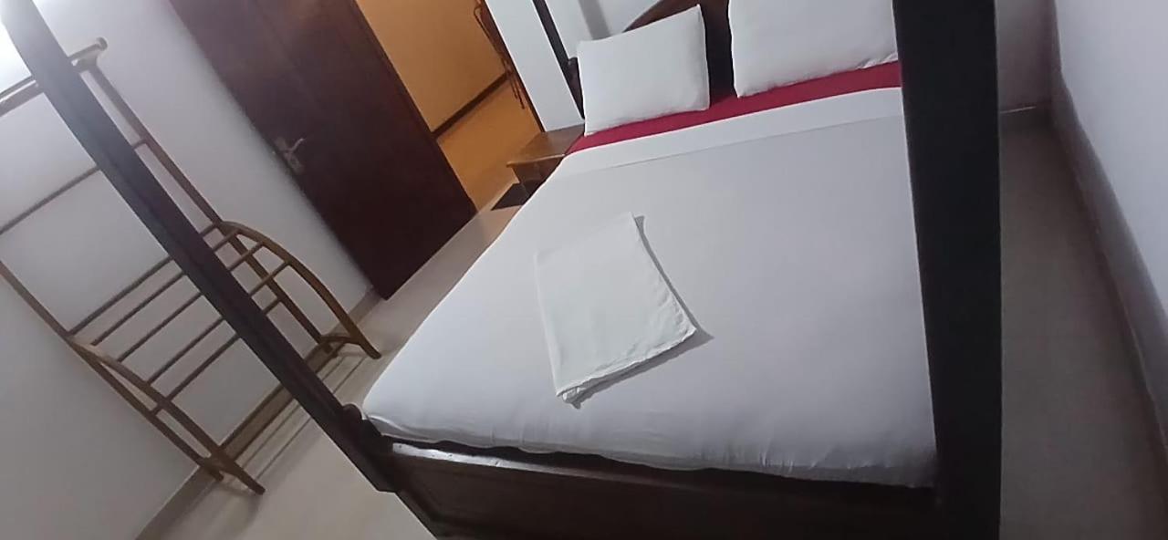 Oviniru Beach Hotel Негомбо Екстер'єр фото